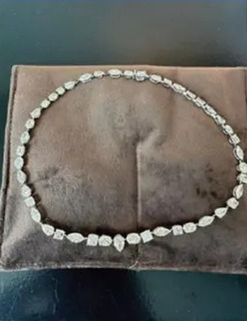 Colar de diamantes furtado por Jobson Marangoni de Castro, em Los Angeles — Foto: Divulgação/Departamento de Justiça dos EUA