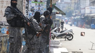 Polícia Militar ocupa o Complexo da Maré — Foto: Fabiano Rocha/Agência O Globo