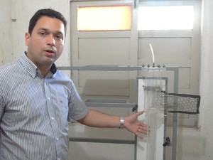 Professor mostra um dos reatores de laboratório. (Foto: Carolina Sanches/G1)
