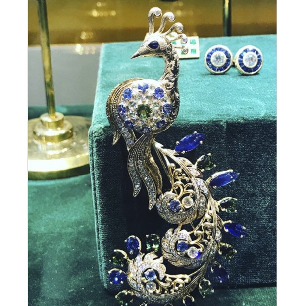 Here it is: the peacock male. This is from Dolce & Gabbana's high jewellery collection. For MEN!!! (Foto: @suzymenkesvogue)