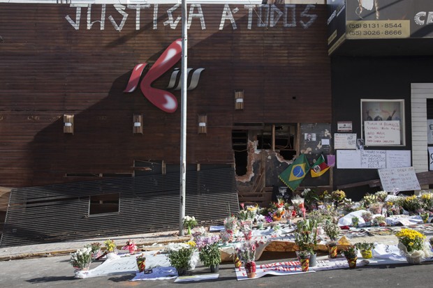 Flores na frente da boate Kiss, onde ocorreu um incêndio que matou dezenas de pessoas, em Santa Maria (Foto: Ricardo Jaeger / Editora Globo)