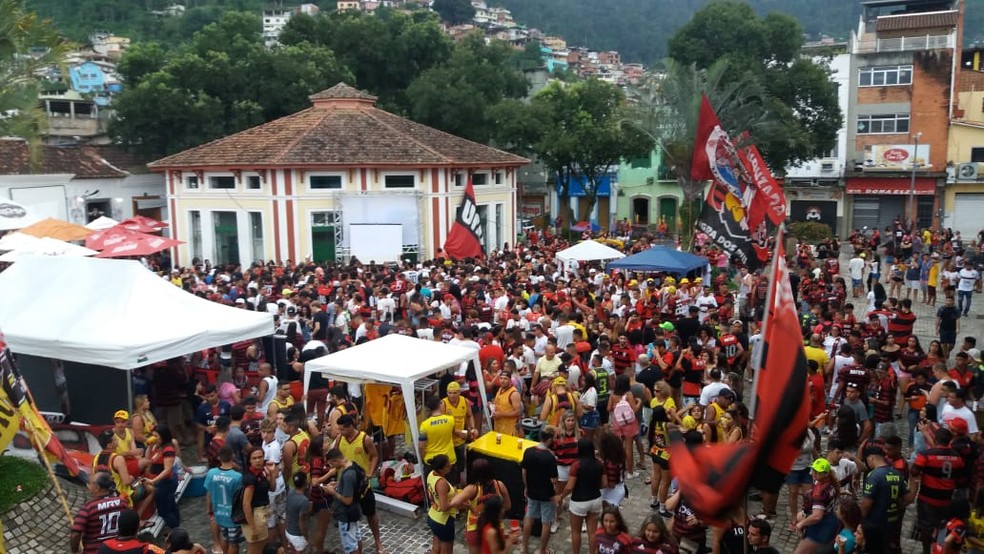 Flamenguistas reunidos na Pra&ccedil;a Zumbi dos Palmares, em Angra dos Reis &mdash; Foto: Alex Mafort/TV Rio Sul