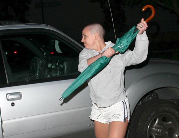 Britney Spears em ataque de fúria com guarda-chuva em 21 de fevereiro de 2007 (Foto: Daniel Ramos)