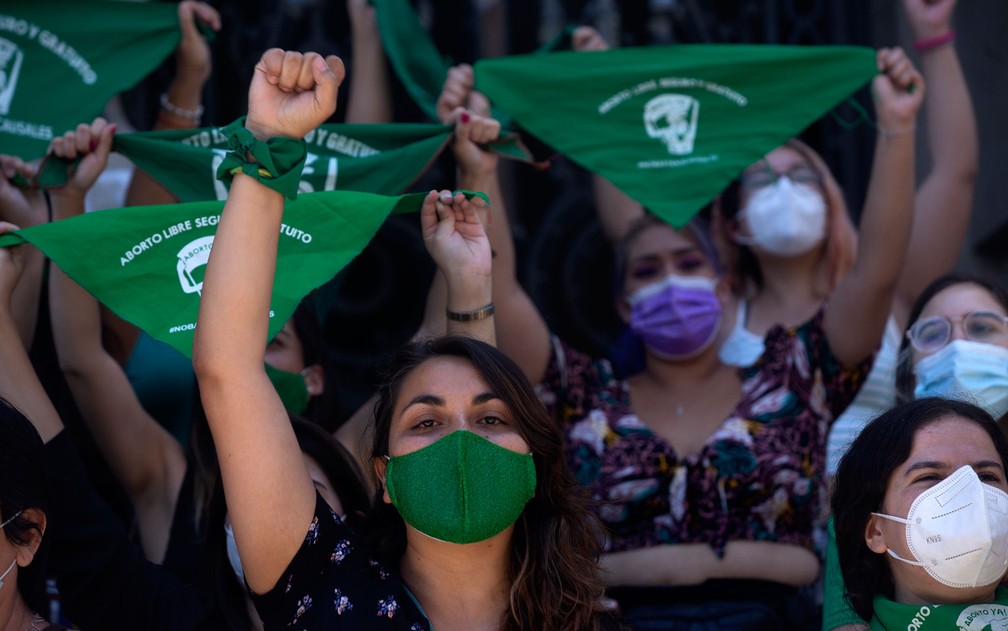 Ativistas a favor do aborto agitam lenços verdes durante manifestação em Santiago, no Chile, na quarta-feira (13) — Foto: Claudio Reyes/AFP