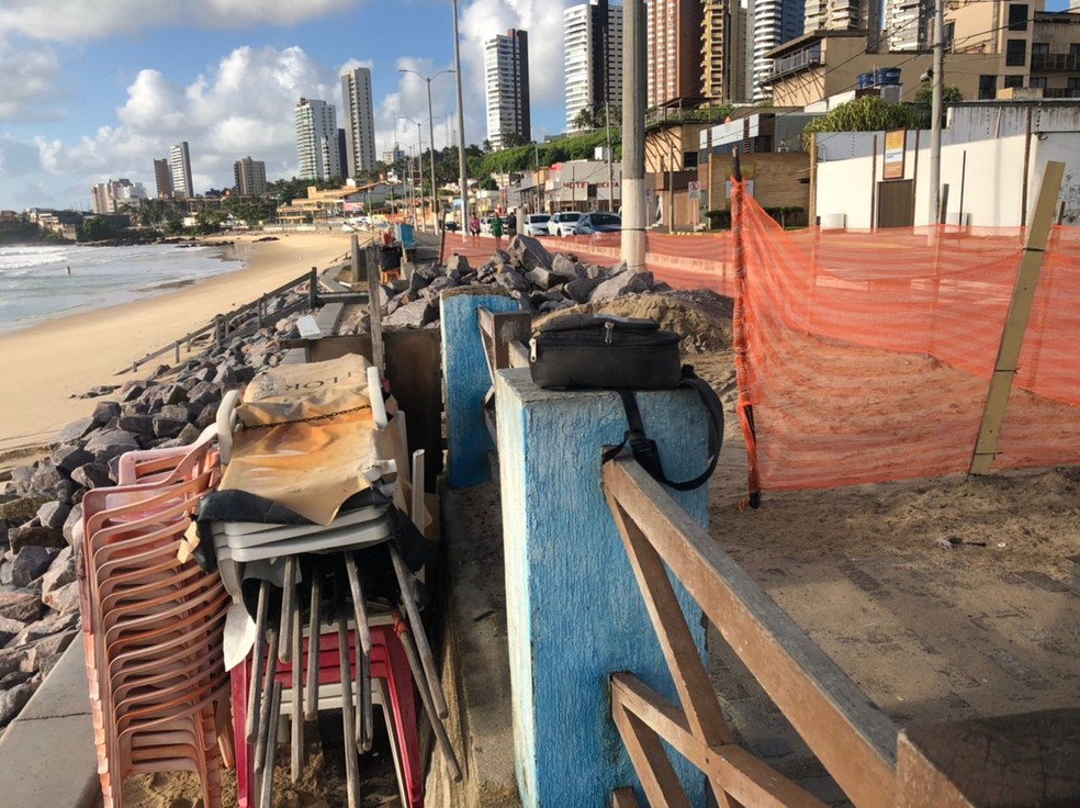 Trecho de calçadão desaba na Praia do Meio em Natal — Foto: Vinícius Marinho/Inter TV Cabugi