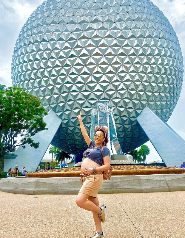 Renata Dominguez em visita ao parque temático Epcot Center, na Disney World, em Orlando, nos Estados Unidos (Foto: Reprodução/Instagram)