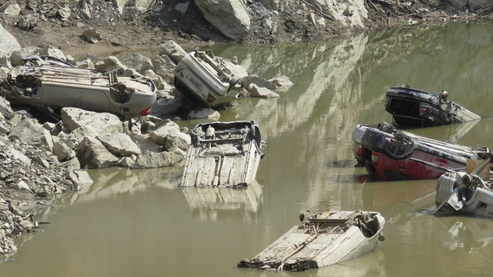 Carros aparecem em lago de pedreira em Salto de Pirapora — Foto:  Germano Schonfelder/Arquivo Pessoal