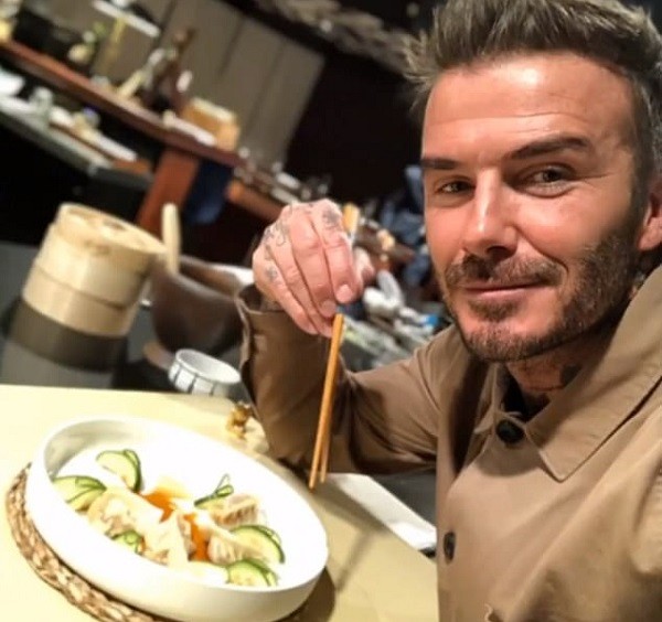 David Beckham com o prato de bolinhos cozidos no vapor que ele mesmo preparou (Foto: Instagram)