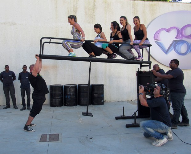 Marco Ferrari levanta mais de 300 Kg com mulheres em escada (Foto: Carolina Berger/Gshow)