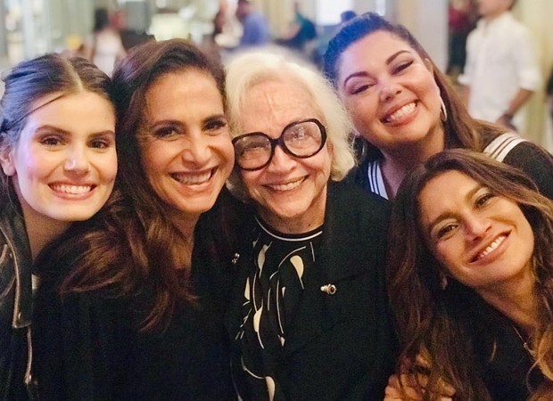 Camila Queiroz, Totia Meireles, Nathalia Timberg, Fabiana Karla e Dira Paes (Foto: Reprodução/Instagram)