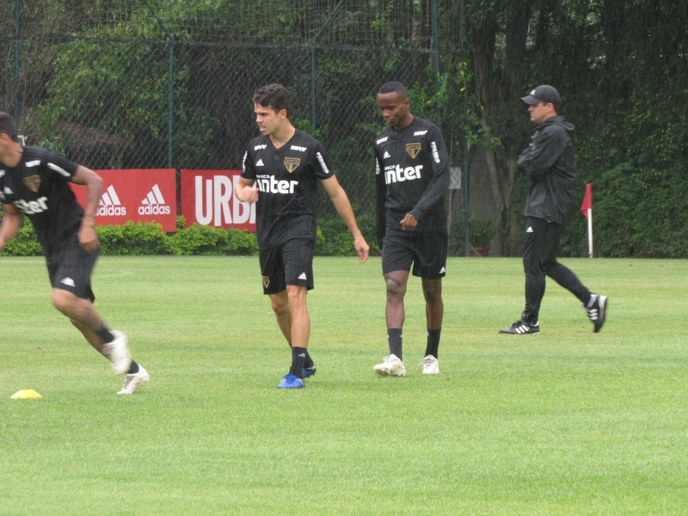 Helinho treina normalmente, Reinaldo não preocupa, e Brenner é poupado