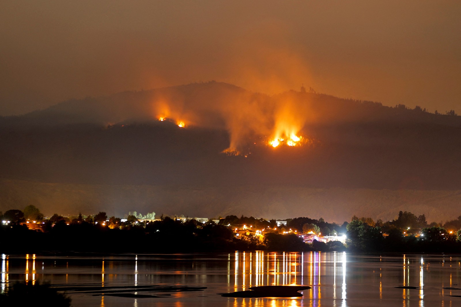 Estado de catástrofe. Incêndio florestal se aproxima da cidade de Chiguayante, província de Concepción, no Chile — Foto: JAVIER TORRES/AFP