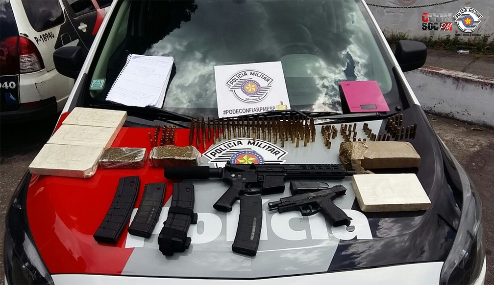 Durante o carnaval, armas, inclusive fuzil novo e importado, foram encontradas embaixo de berço em SP (Foto: Polícia Militar/divulgação)