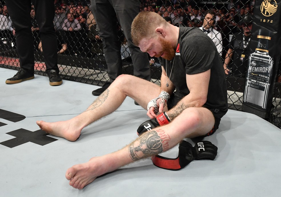 Paul Felder deixa as luvas no octógono do UFC Auckland — Foto: Getty Images