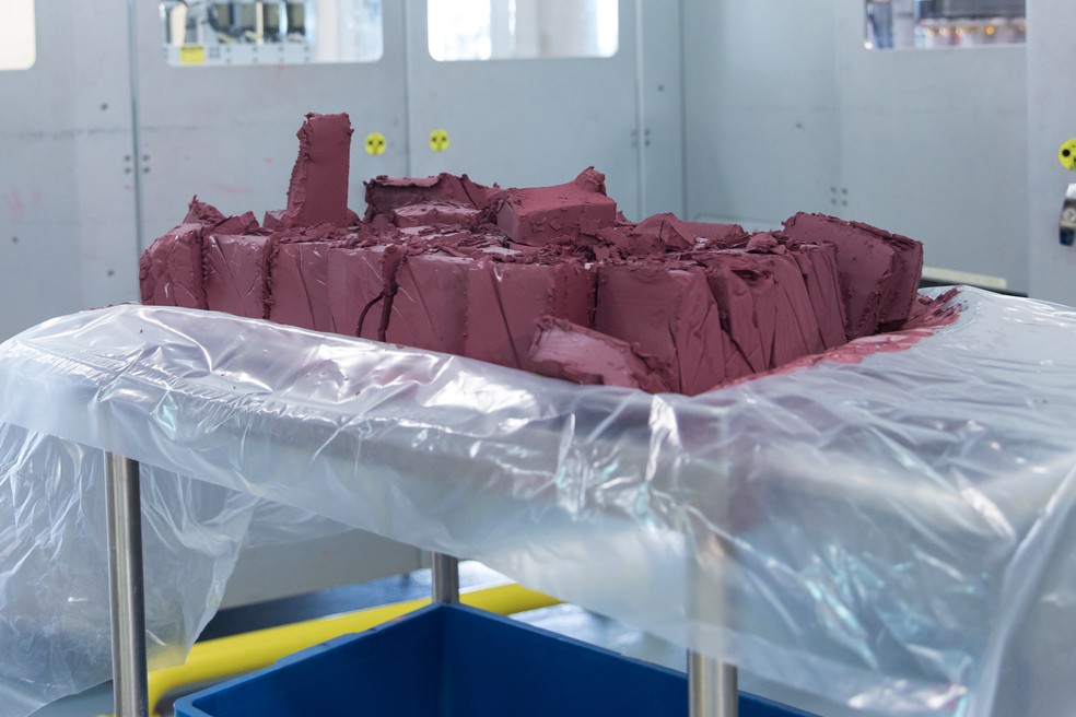 Barra de batom gigante cortada em pedaços (Foto: Celso Tavares/G1)