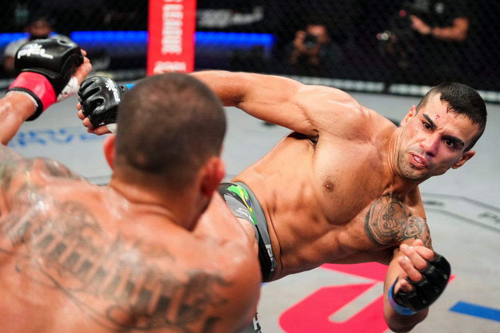 Raush Manfio venceu Anthony Pettis por decisão dividida — Foto: PFL