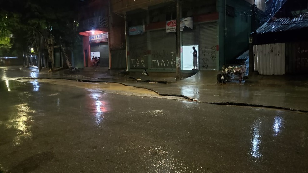 Força da água destruiu parte do asfalto na Avenida Doutor Álvaro Camargos — Foto: Danilo Girundi / TV Globo
