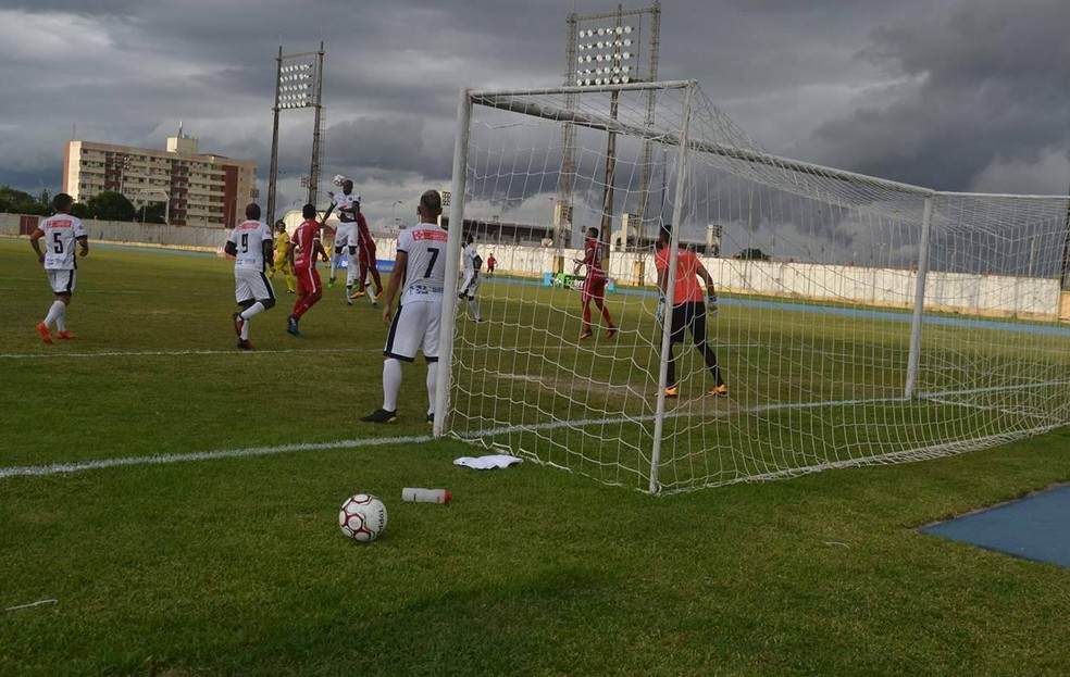 Lance do jogo entre Santos-AP e Maranhão (Foto: Rosivaldo Nascimento/Arquivo Pessoal)