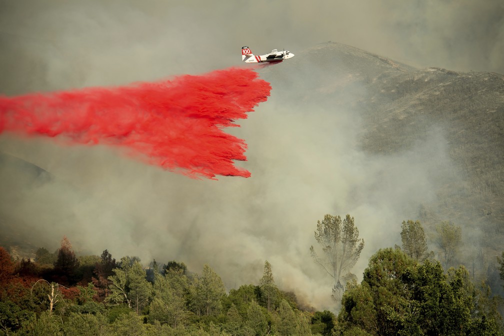 AviÃ£o joga produto especial para tentar apagar chamas de incÃªndio florestal na CalifÃ³rnia (Foto: Noah Berger/AP)