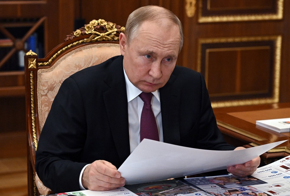 Presidente da Rússia, Vladimir Putin, durante reunião em Moscou — Foto: Mikhail Klimentyev, Sputnik, Kremlin Pool Photo via AP