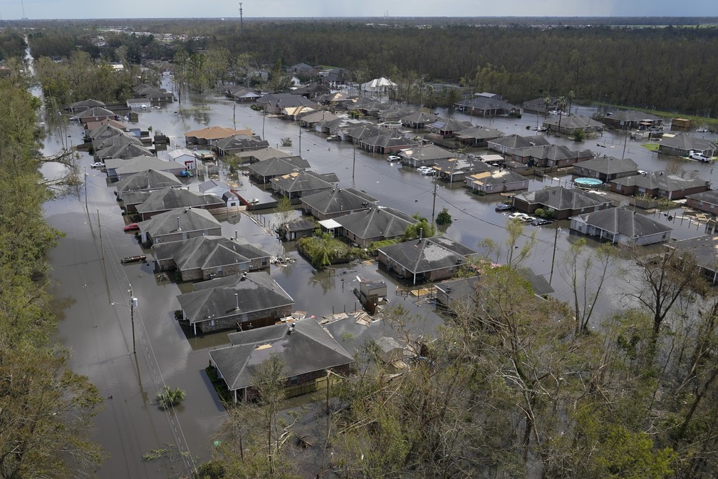  Casas inundadas após a passagem do Tempestade Ida em Louisiana. (Foto: Reprodução/Gerald Herbert/AP)