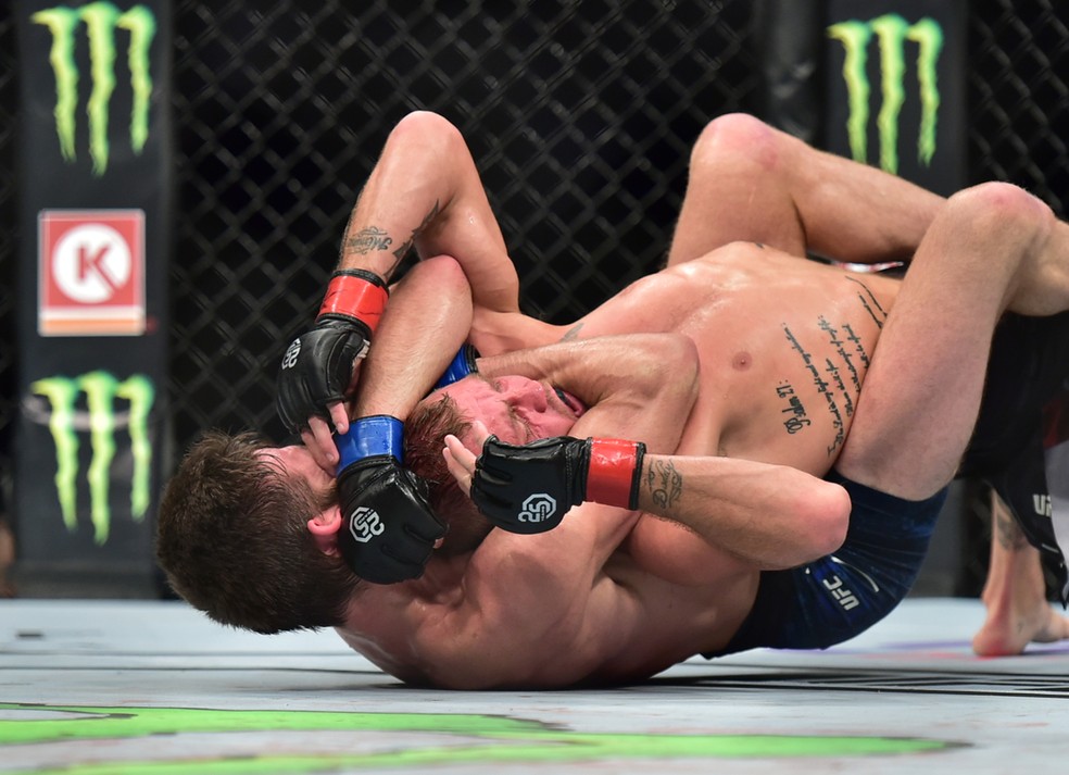 Jordan Rinaldi buscou finalizar Jason Knight, mas venceu a luta por pontos no UFC 230 â?? Foto: Jason Silva