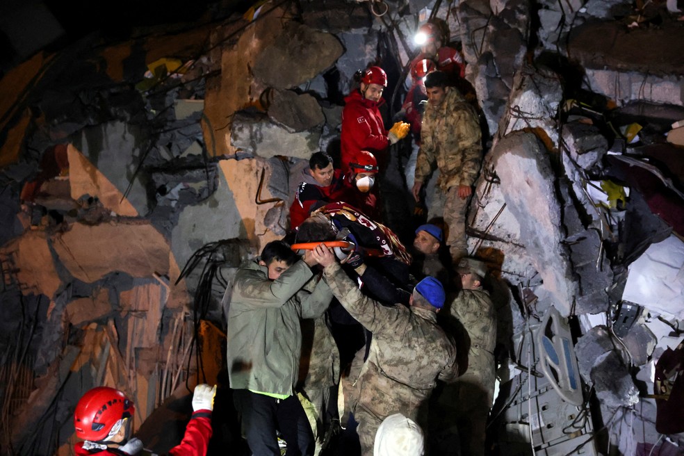 Resgate de vítimas do terremoto em Iskenderun, na Turquia, na noite desta segunda-feira (6). — Foto: Umit Bektas/Reuters