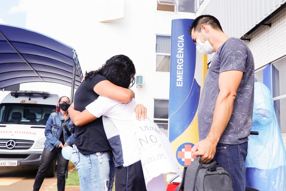 Breno foi recebido com beijos e abraços após alta — Foto: Divulgação/UEPG