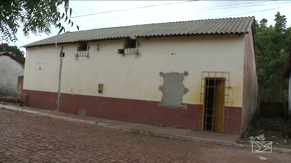Carceragem da delegacia de Alto Parnaíba funcionava em uma casa construída há mais de 50 anos. (Foto: Reprodução/TV Mirante)