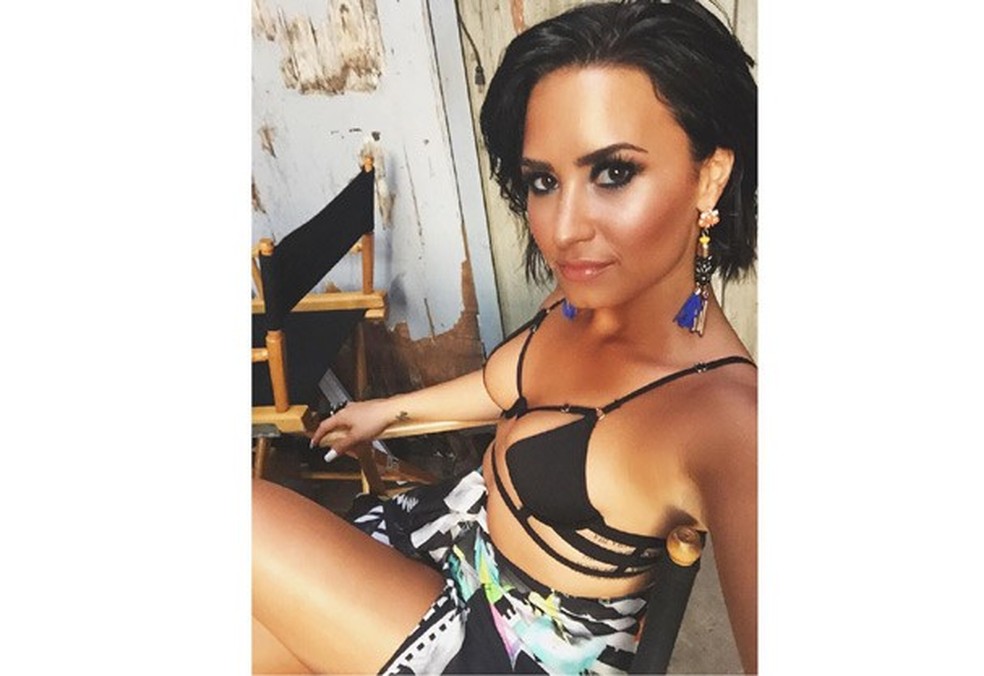 Hot Demi Lovato Causa No Insta Com Selfie Bronzeada E Top Revelador Celebridades Glamour