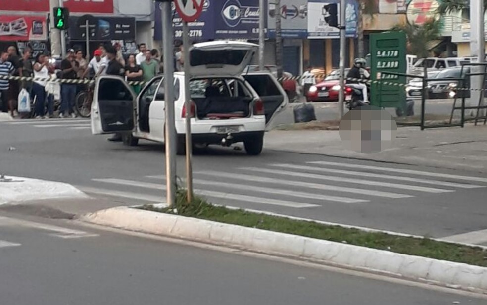 Segundo a famÃ­lia, criminosos queriam levar o carro da empresa, em GoiÃ¡s (Foto: TV Anhanguera/ReproduÃ§Ã£o)