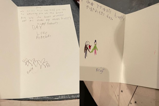 Os dois cartões recebidos por Travis Barker no Dia dos Pais: à esquerda, o de Penelope; à direita, o de Reign (Foto: Reprodução/Instagram)