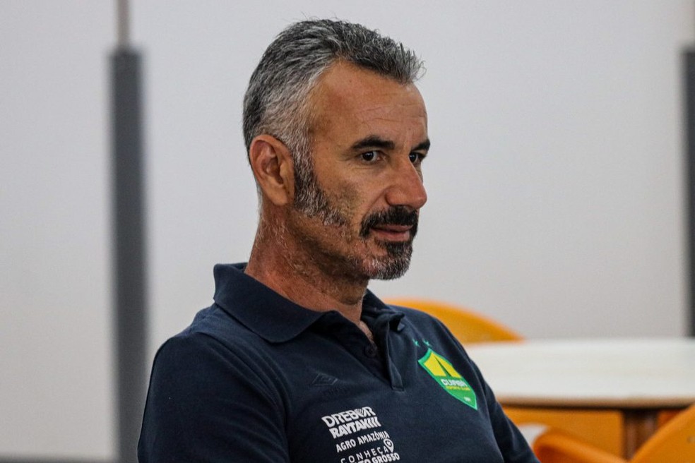 Ivo Vieira, técnico do Cuiabá — Foto: AssCom Dourado