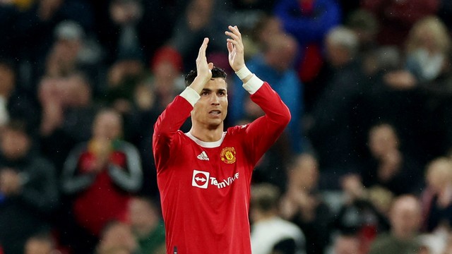 Cristiano Ronaldo aplaude a torcida do Manchester United em Old Trafford