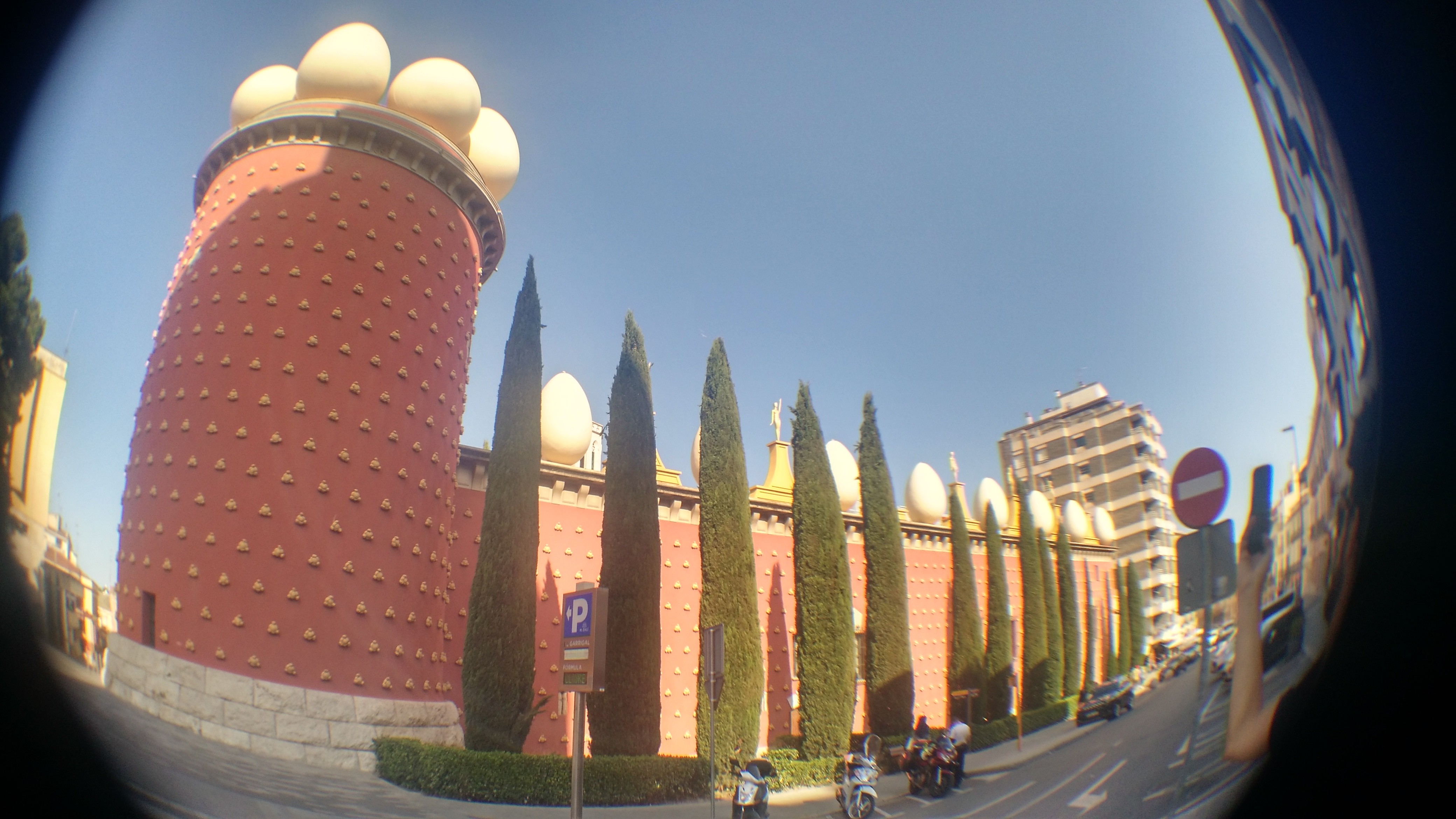 Fachada do Teatro-Museu Dalí na cidade de Figueres, na Espanha (Foto: Giuliana de Toledo)