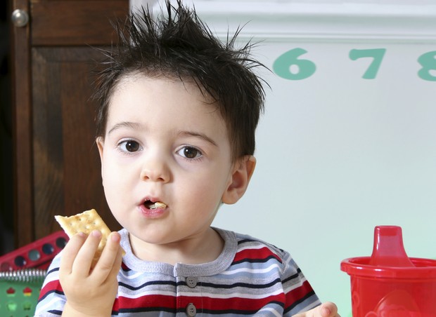 menino; comida; bolacha (Foto: Thinkstock)