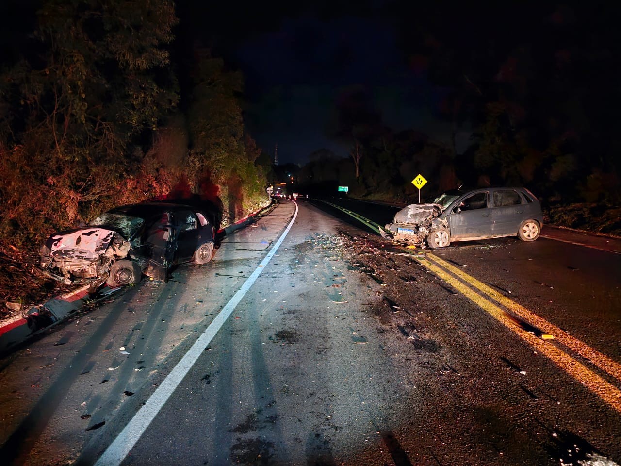 Colisão entre três veículos deixa três mortos e dois feridos na BR-470, em Veranópolis, diz PRF
