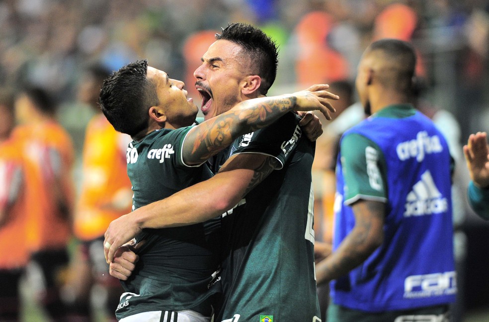 Dudu e Willian são dois dos nove pendurados do Palmeiras — Foto: Marcos Ribolli