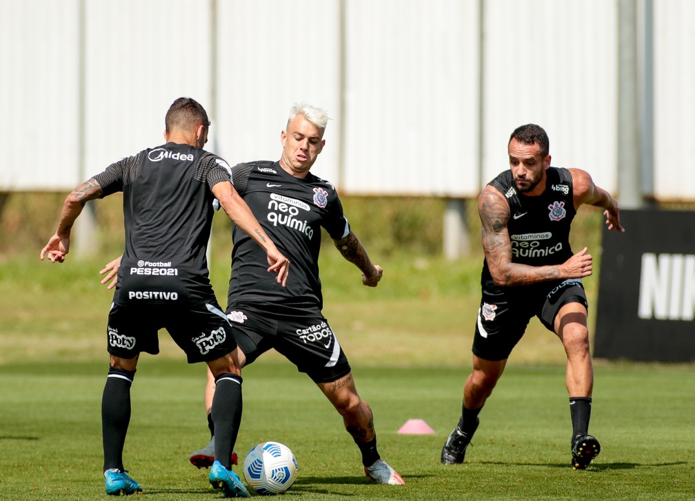 Rger Guedes em ao durante treino do Corinthians ao lado de Renato Augusto  Foto: Rodrigo Coca/Ag.Corinthians