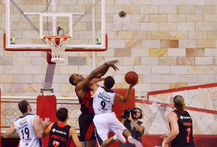 Fase irregular do Flamengo passa por defesa, rebote, cansaço e Laprovittola