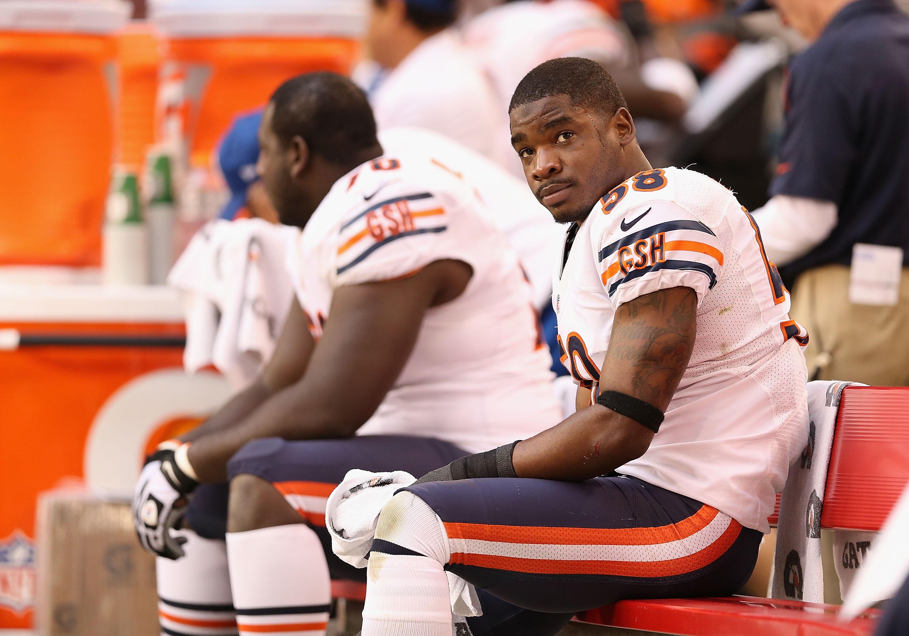 GLENDALE, AZ - DECEMBER 23:  Outside linebacker Geno Hayes #58 of the Chicago Bears on the bench during the NFL game against the Arizona Cardinals at the University of Phoenix Stadium on December 23, 2012 in Glendale, Arizona.  The Bears defeated the Card (Foto: Getty Images)