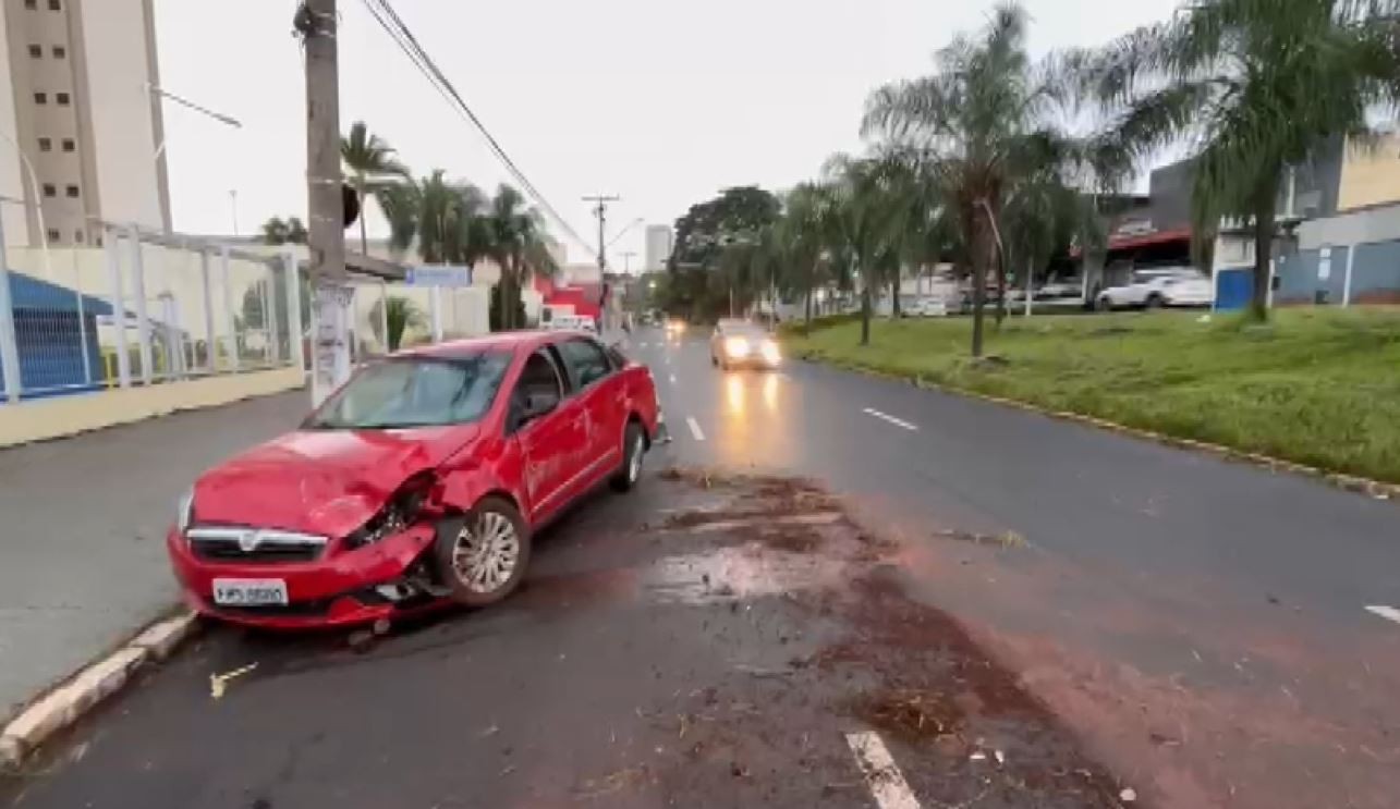 Carro cruza canteiro central e capota após motorista desviar de pedestre na Avenida Caramuru em Ribeirão Preto