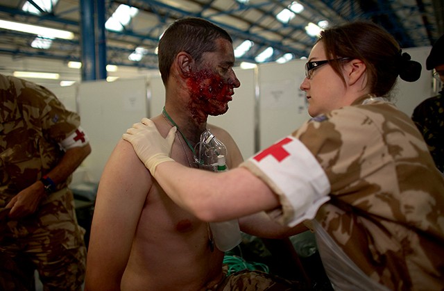 Hospital de Campanha em Londres, Reino Unido, em 2009. Enfermeiras  se preparam para atuar no Afeganistão (Foto: Getty Images)