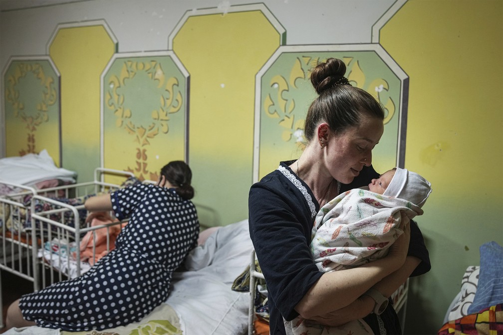 28 de fevereiro - Kateryna Suharokova segura seu filho recém-nascido no porão de uma maternidade convertida em enfermaria e usada como abrigo antiaéreo em Mariupol, Ucrânia — Foto: Evgeniy Maloletka/AP