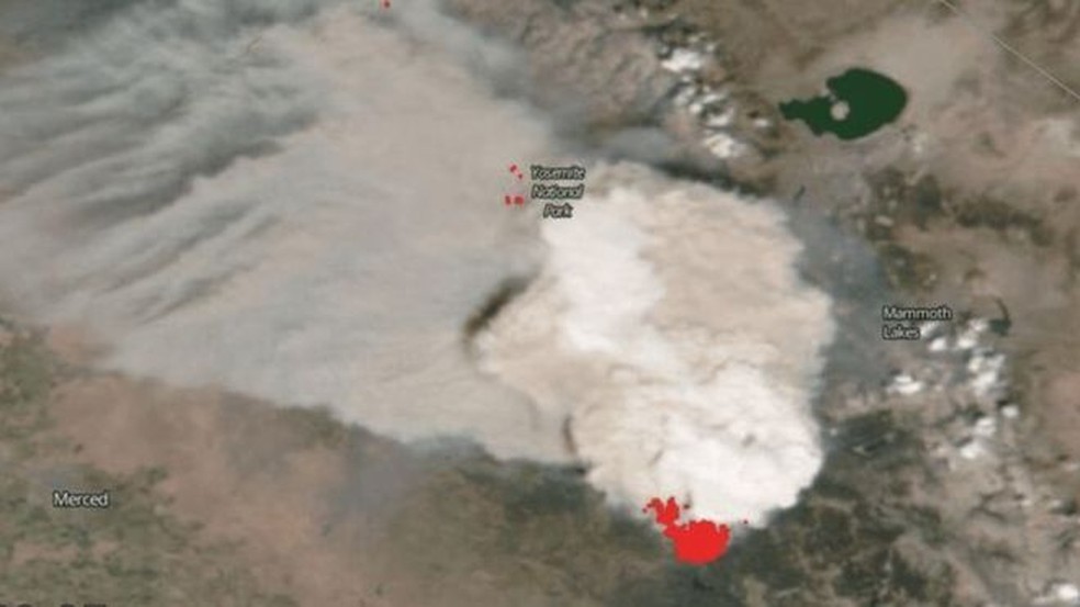 Nuvem 'artificial' em decorrência dos incêndios foi captada por satélites da Nasa — Foto: Nasa