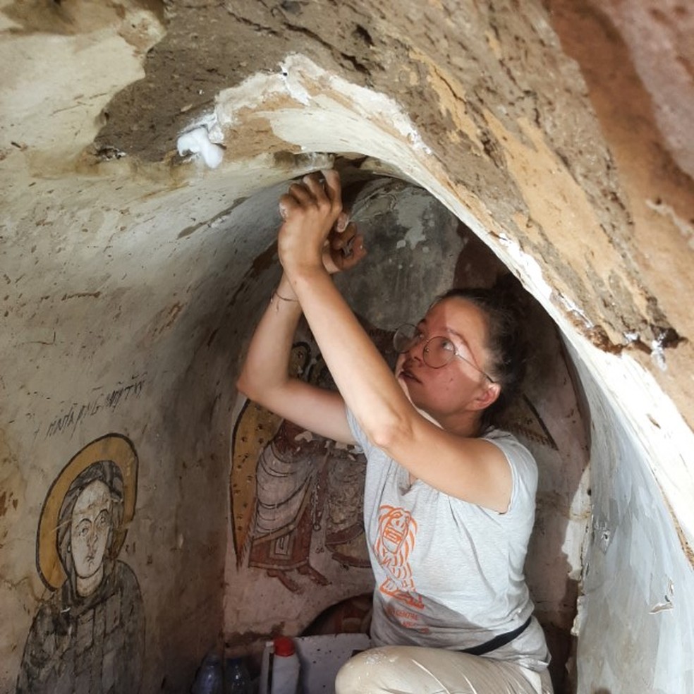 Trabalho de restauração das pinturas bíblicas encontradas no Sudão — Foto: Dawid Szymanski