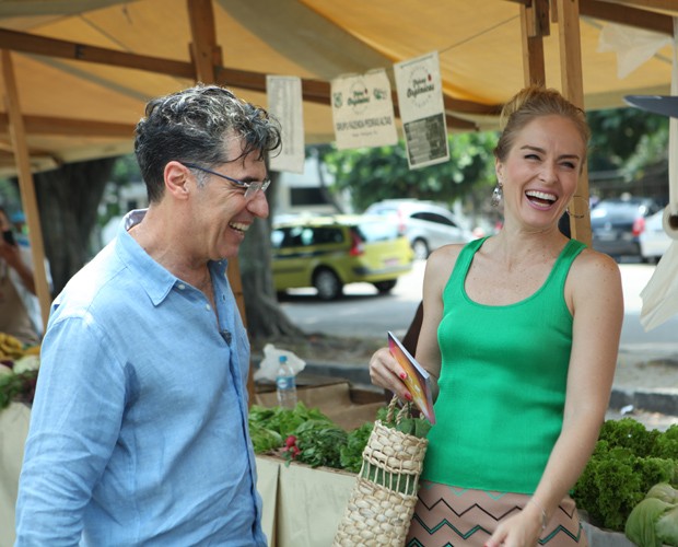 Angélica e Paulo Betti vão à feira orgânica (Foto: Carol Caminha / TV Globo)