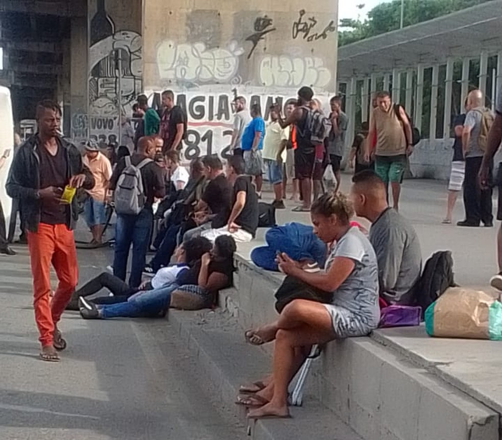 Passageiros de um ônibus ficam sentados à espera de ajuda após acidente na Avenida Brasil, na manhã deste domingo (16) — Foto: Arquivo Pessoal
