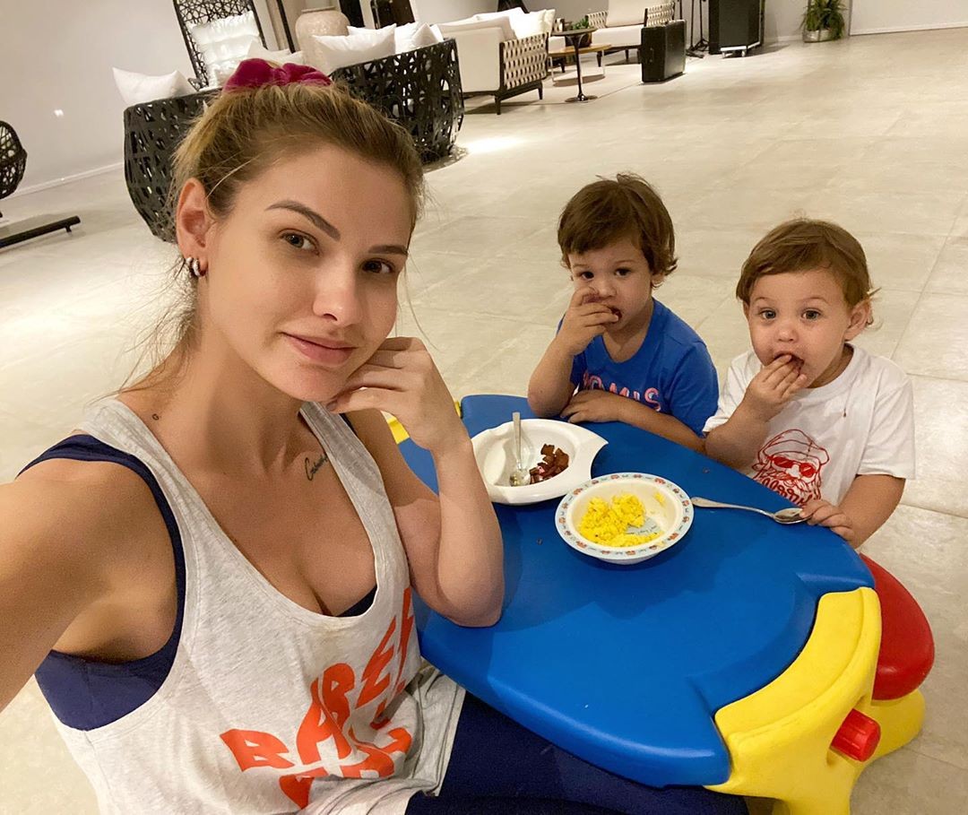 Andressa Suita Faz Lanchinho Com Os Filhos Amam Comer Com As Mãos Quem Quem News 