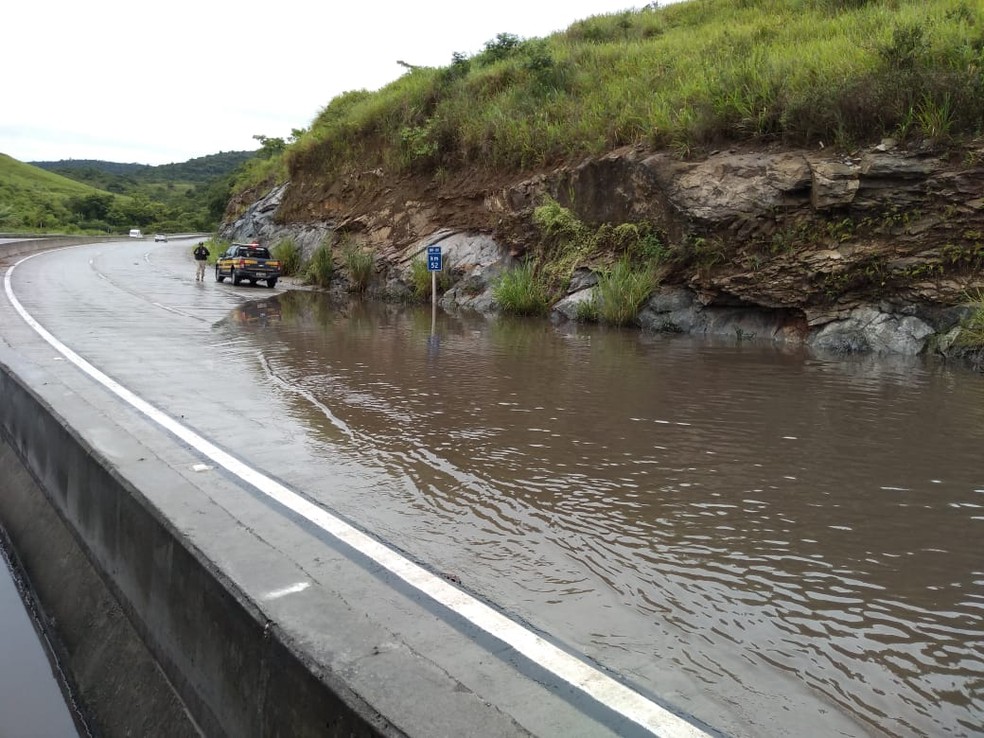 Pontos de alagamento é registrado na BR-101, em Alagoas — Foto: Divulgação/PRF